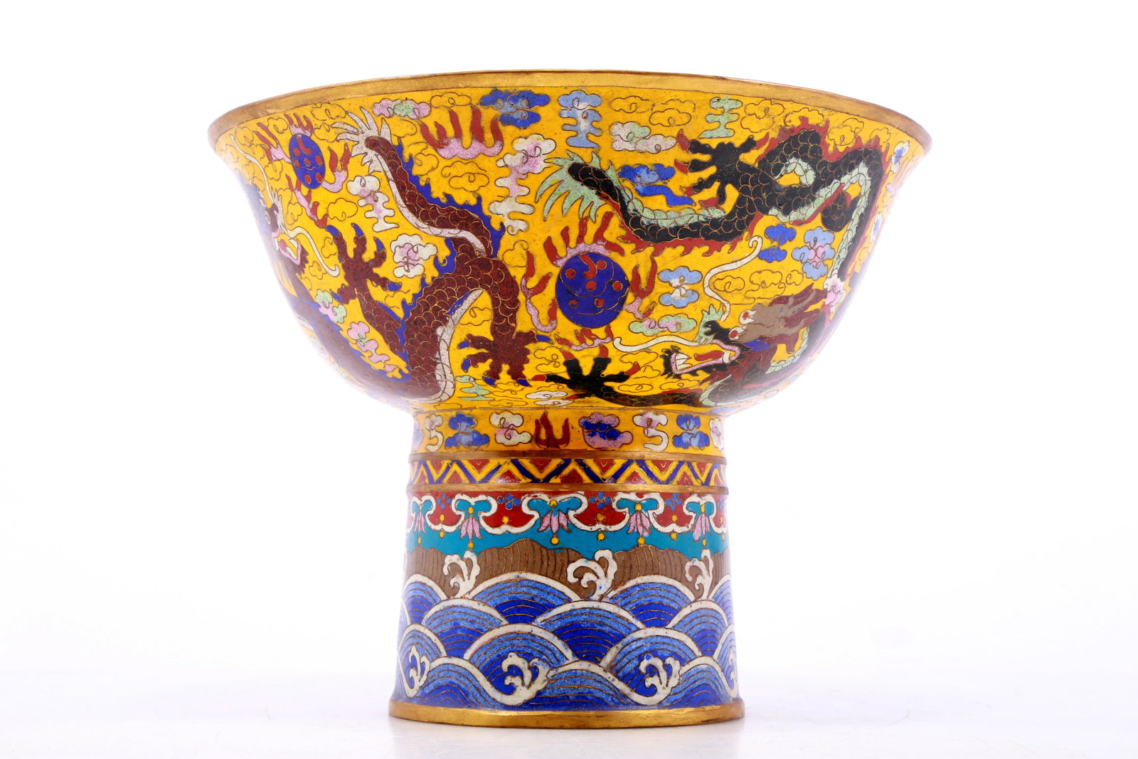An exquisite cloisonne auspicious cloud and dragon pattern bowl: An exquisite cloisonné bowl with auspicious clouds and dragon patterns, Qing Dynasty, China, Size: 11.2inx8.9in. Weight: 2175g 