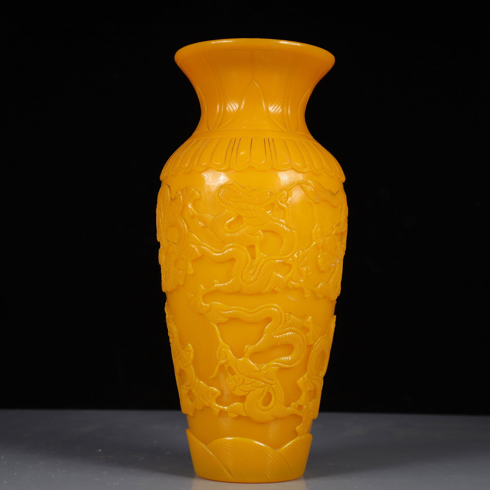 An Exquisite Glass Dragon Pattern Vase - 2