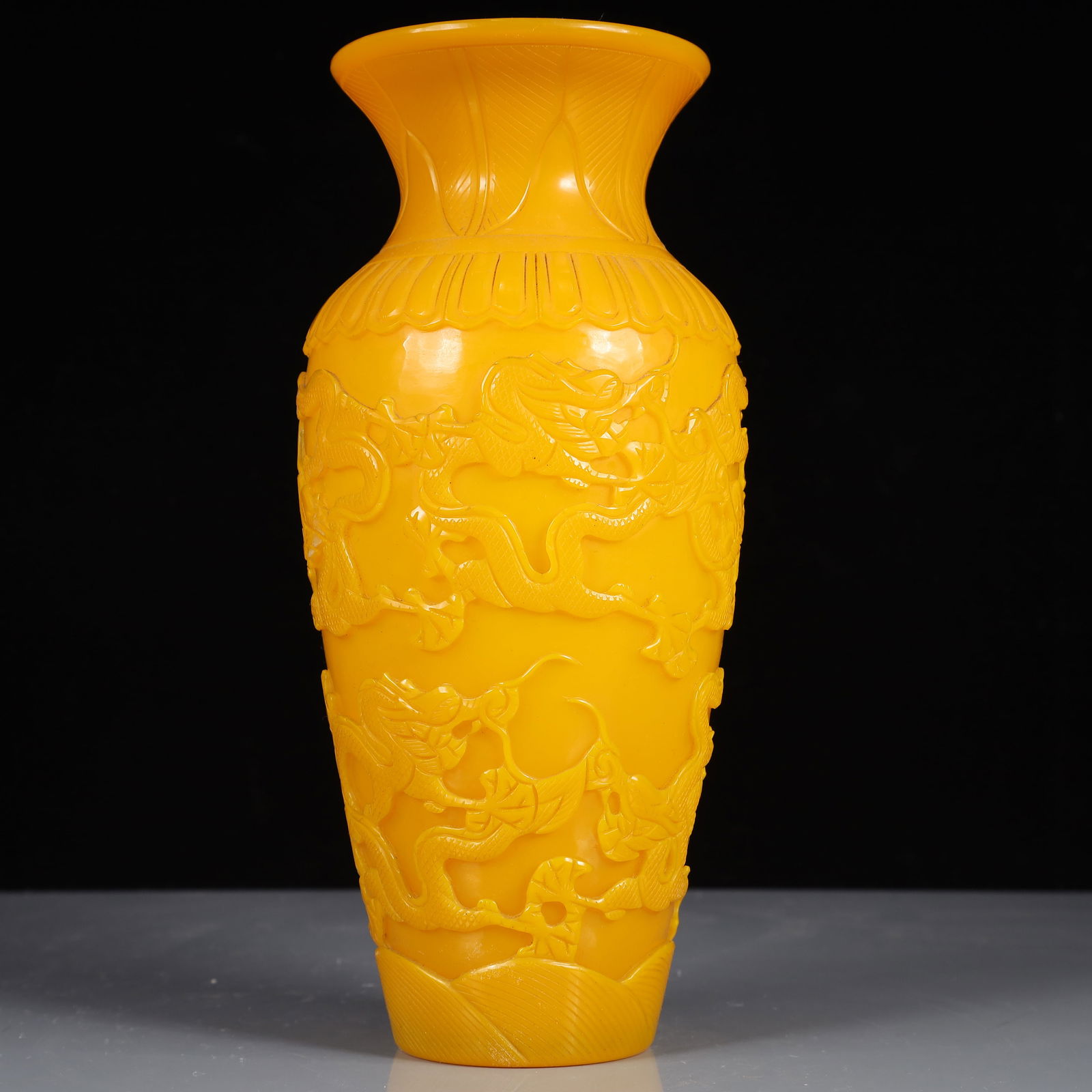 An Exquisite Glass Dragon Pattern Vase - 4