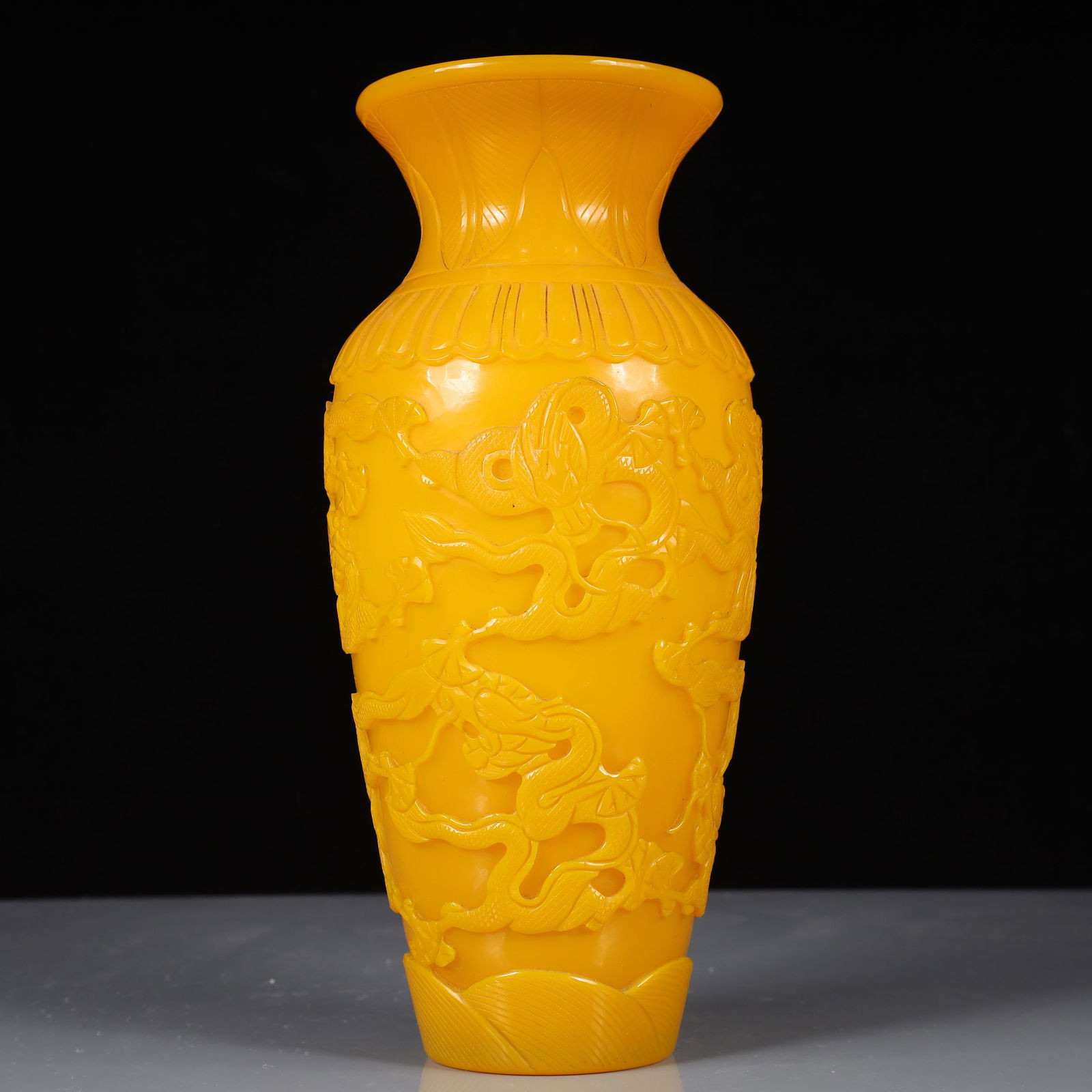 An Exquisite Glass Dragon Pattern Vase - 6