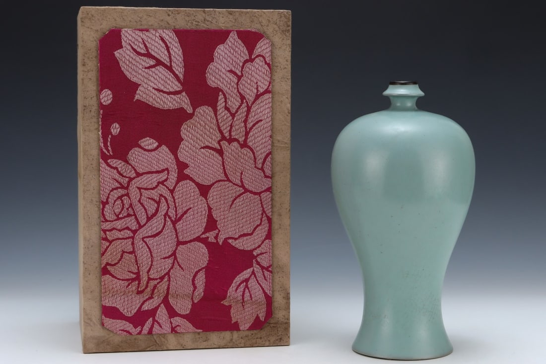 An Exquisite Ru yao Sky Blue Glazed Cover with Silver Vase,with an Imperial Poem by Emperor Qianlong: An Exquisite Ru yao Sky Blue Glazed Cover with Silver Vase,with an Imperial Poem by Emperor Qianlong,Song Dynasty, China,Size:11.4inx6.1in 汝窑天蓝釉银口ī