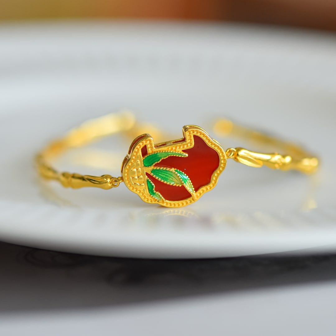 An Exquisite Sterling Silver-Gold Plated Inlaid Agate Bracelets: An Exquisite Sterling Silver-Gold Plated Inlaid Agate Bracelets,Size:13mmx18mm 纯银镀金镶玛瑙手镯