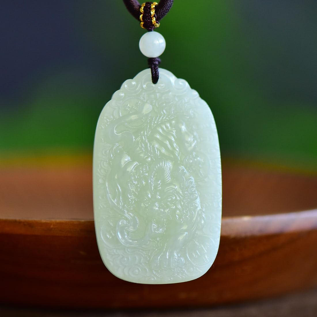 An Exquisite White Jade Dragon Pattern Pendant: An Exquisite White Jade Dragon Pattern Pendant,Size:50mmx30mmx8mm 寓意: 天地守护 吉祥如意 辟邪护佑 白玉&
