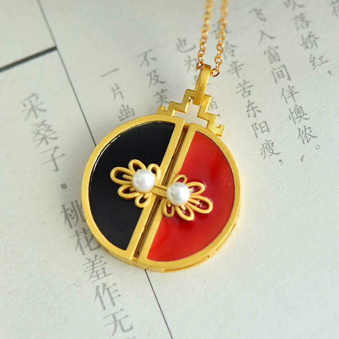 An Exquisite Sterling Silver-Gold Plated Inlaid Black Jade Pendant,Inlaid Pearl: An Exquisite Sterling Silver-Gold Plated Inlaid Black Jade Pendant,Inlaid Pearl 纯银镀金镶黑玉吊坠,嵌珍珠