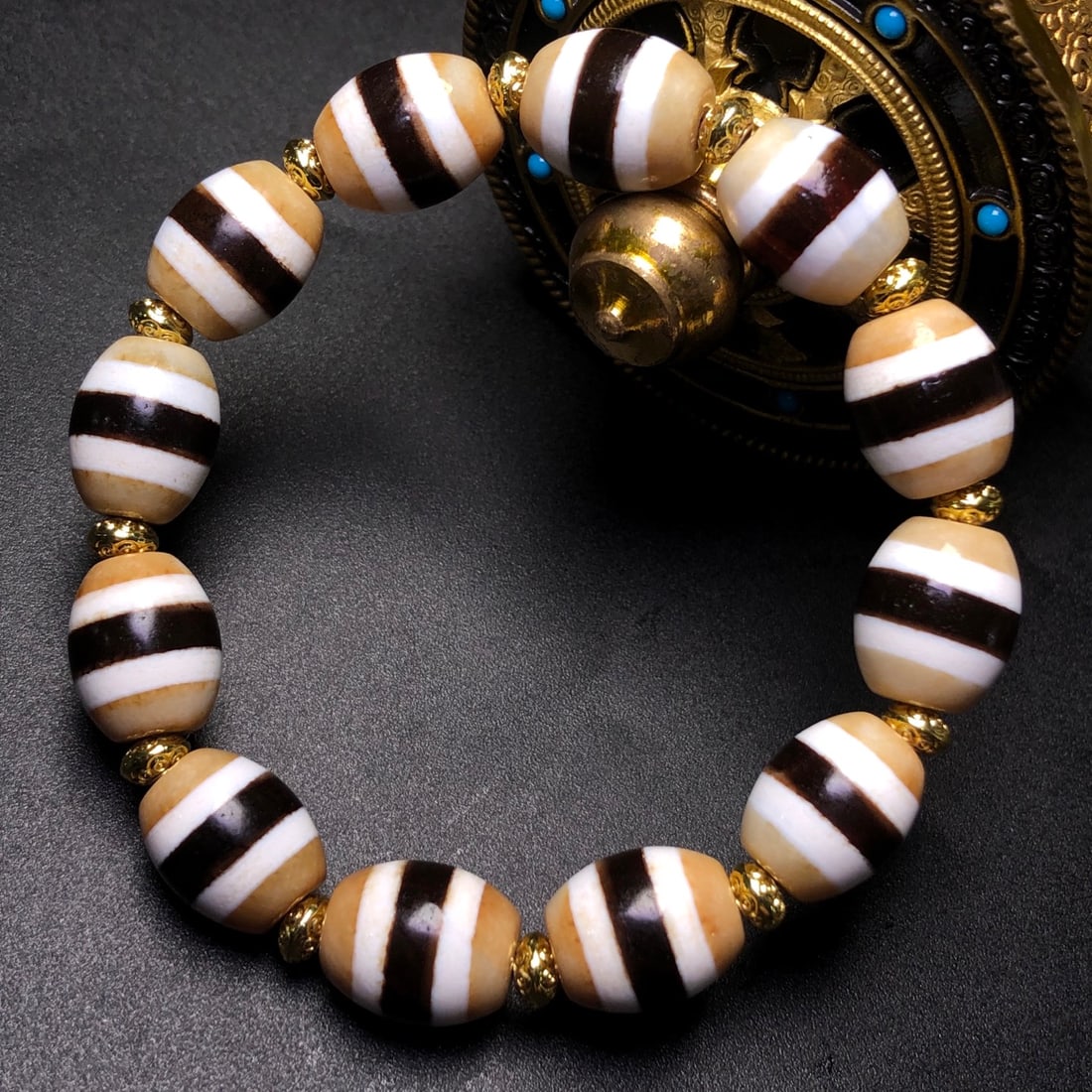 An Exquisite Dzi Bead Bracelets - 4