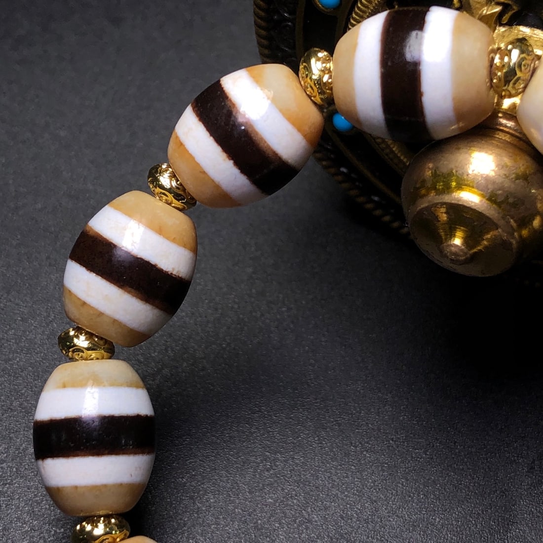 An Exquisite Dzi Bead Bracelets - 7