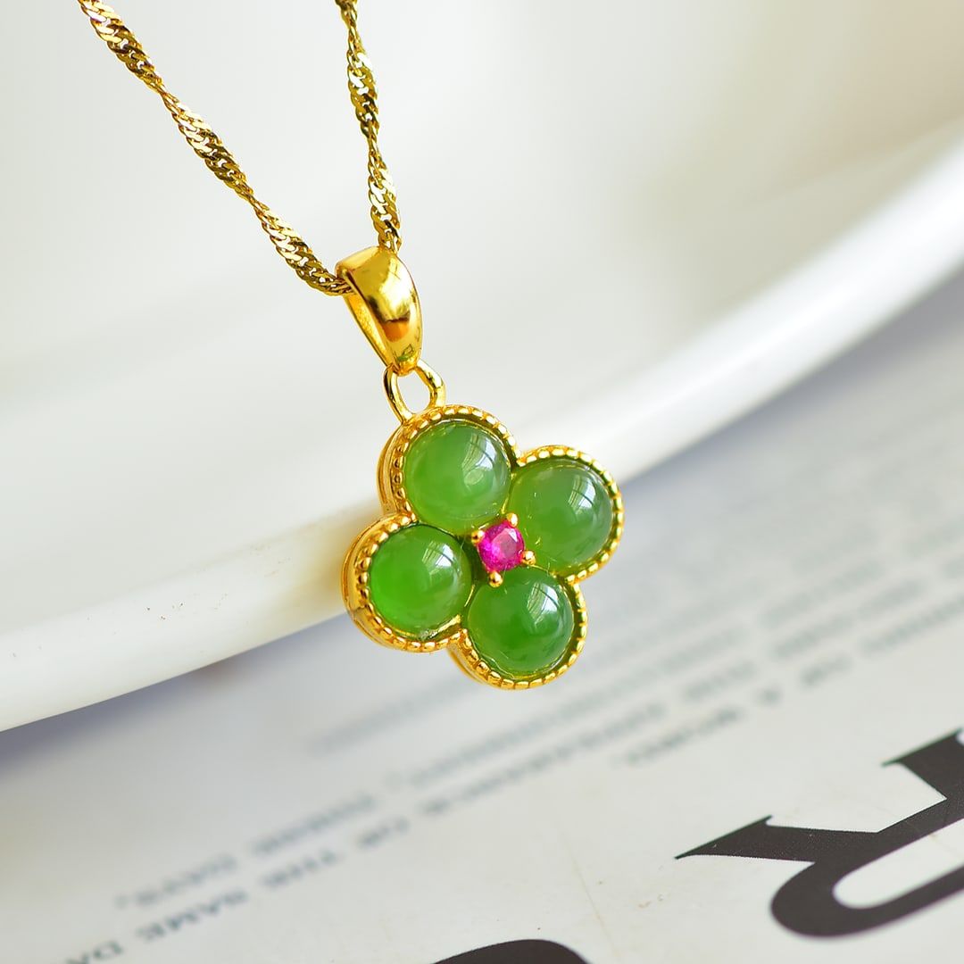 An Exquisite Sterling Silver-Gold Plated Inlaid Jasper Pendant: An Exquisite Sterling Silver-Gold Plated Inlaid Jasper Pendant,Size:5mmx5mm 纯银镀金镶碧玉吊坠