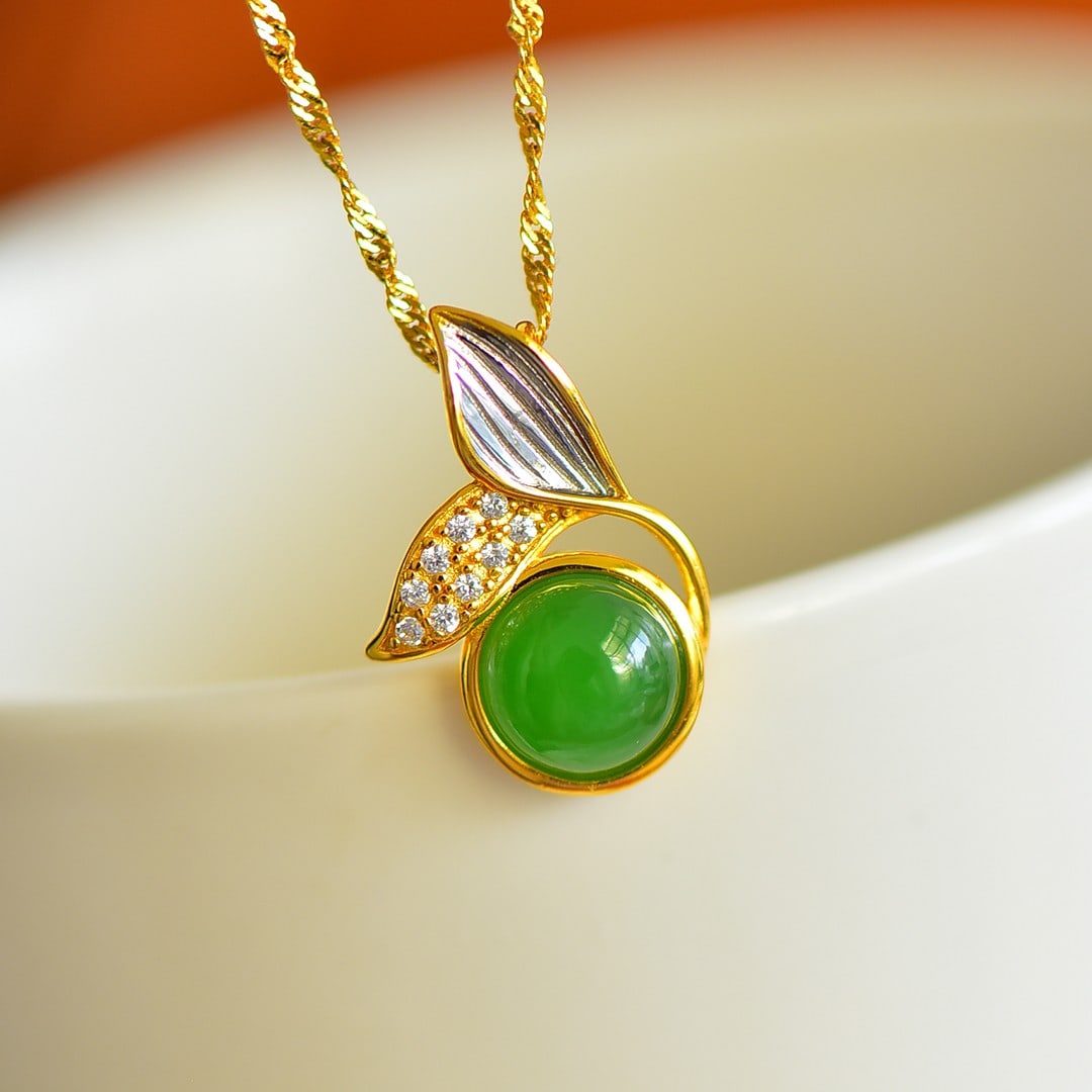 An Exquisite Sterling Silver-Gold Plated Inlaid Jasper Pendant,Inlaid Diamonds: An Exquisite Sterling Silver-Gold Plated Inlaid Jasper Pendant,Inlaid Diamonds,Size:8mmx8mm 纯银镀金镶碧玉吊坠,嵌钻石