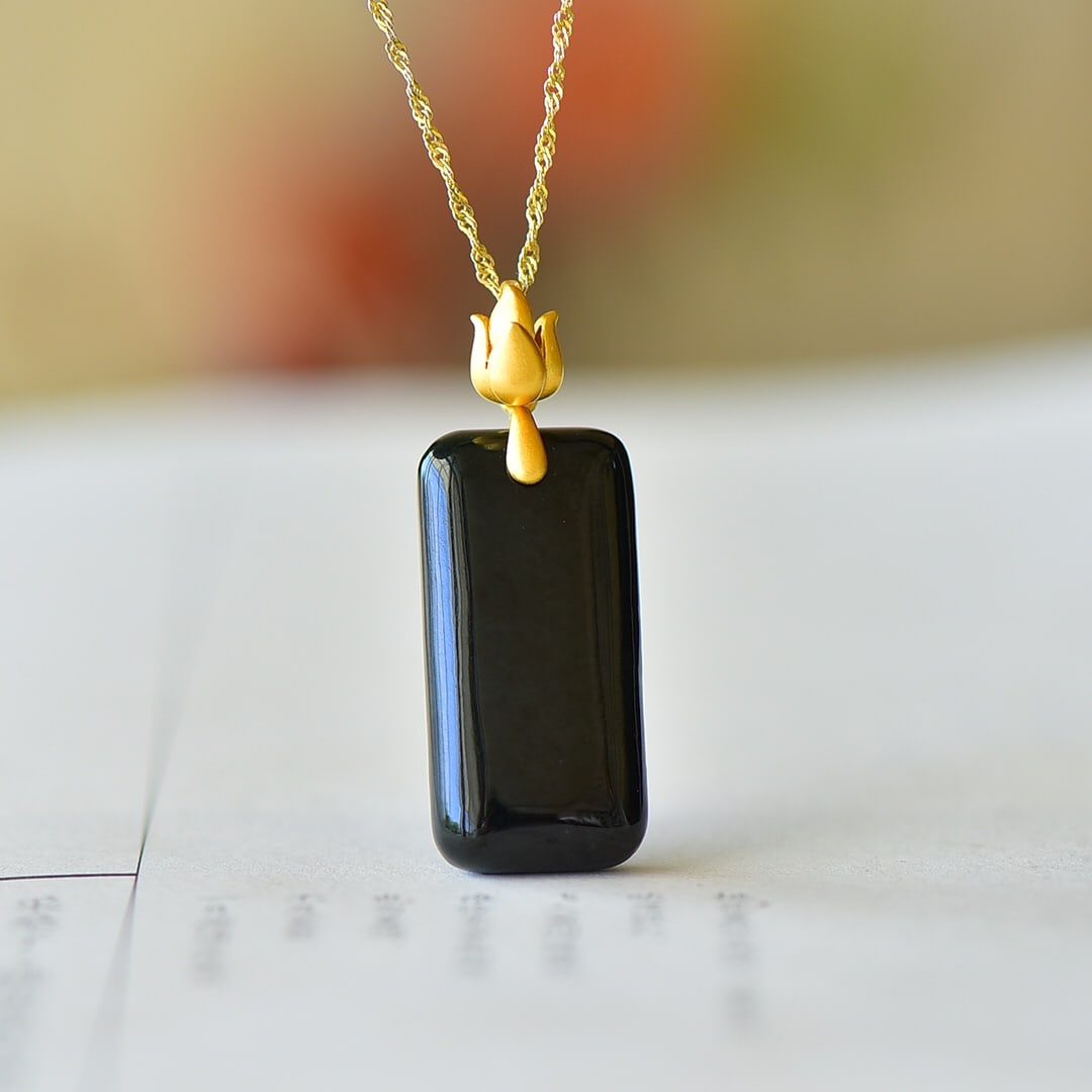 An Exquisite Sterling Silver-Gold Plated Inlaid Black Jade Pendant: An Exquisite Sterling Silver-Gold Plated Inlaid Black Jade Pendant,Size:15mmx30mm 纯银镀金镶黑玉吊坠
