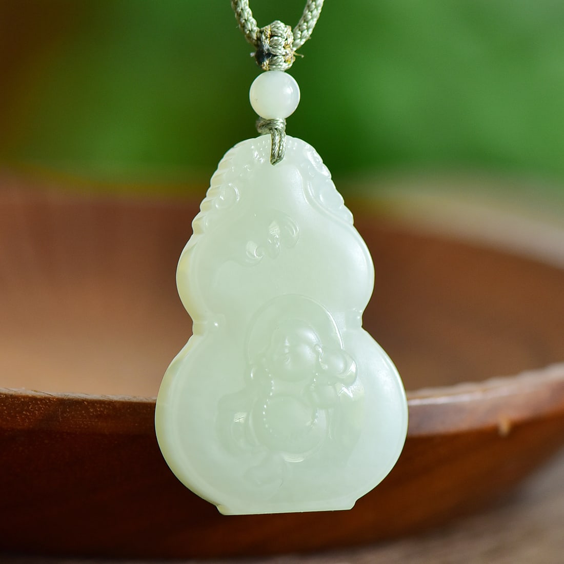 An Exquisite White Jade Maitreya Buddha Gourd-Shaped Pendant: An Exquisite White Jade Maitreya Buddha Gourd-Shaped Pendant,Size:45mmx30mmx6mm 寓意:福禄吉祥 心怀天下 能容天下É