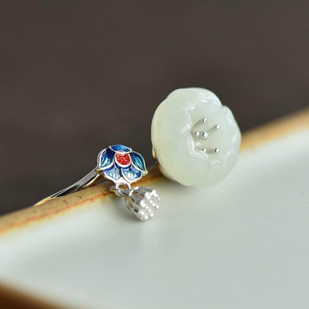 An Exquisite Sterling Silver-Gold Plated Inlaid White Jade Ring: An Exquisite Sterling Silver-Gold Plated Inlaid White Jade Ring,Size:14mmx14mm 纯银镶白玉戒指