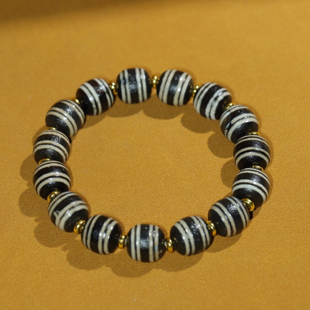 An Exquisite Dzi Bead Bracelets - 3