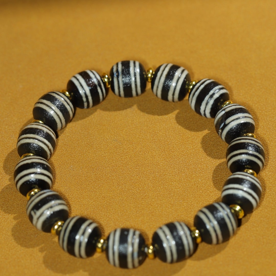 An Exquisite Dzi Bead Bracelets - 7