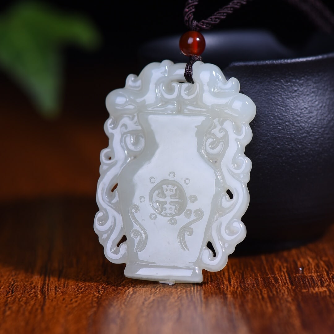 An Exquisite White Jade Vase Pendant - 3