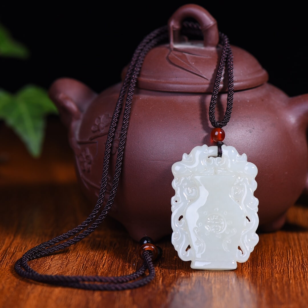 An Exquisite White Jade Vase Pendant - 5
