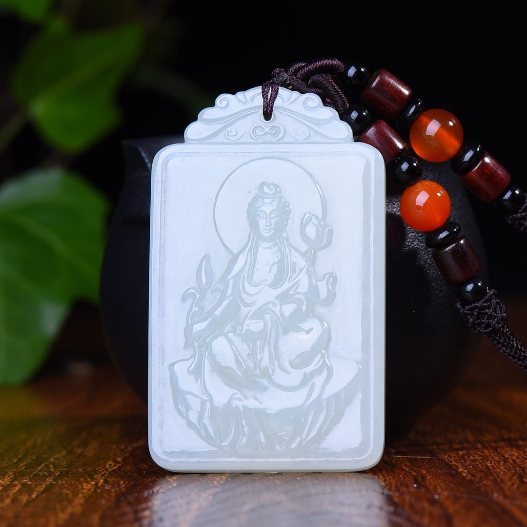 An Exquisite White Jade Avalokitesvara Pattern Pendant: An Exquisite White Jade Avalokitesvara Pattern Pendant,Size:36mmx60mm (寓意)精致和田玉吉祥观音 寓意吉祥 ਰ