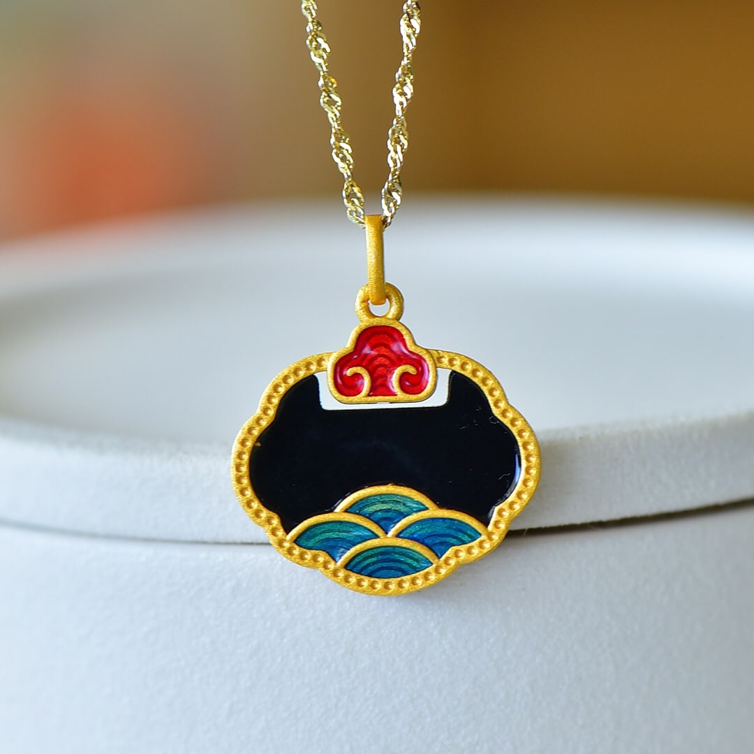 An Exquisite Sterling Silver-Gold Plated Inlaid Black Jade Pendant: An Exquisite Sterling Silver-Gold Plated Inlaid Black Jade Pendant 纯银镀金镶黑玉吊坠