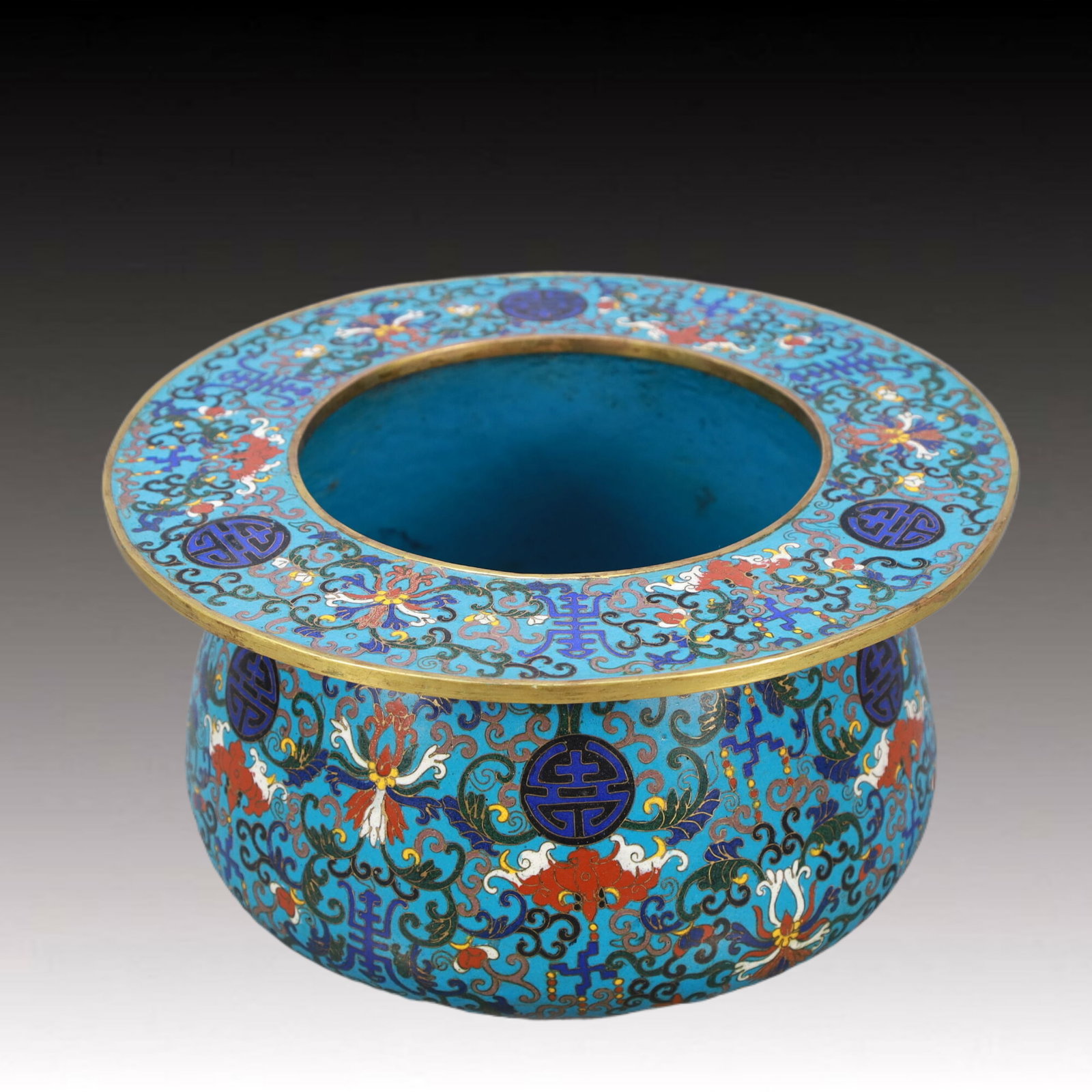 An Exquisite Cloisonne Bats and Peach Pattern Jar: An Exquisite Cloisonne Bats and Peach Pattern Jar,Qing Dynasty,China,Qianlong Four-character Mark,Size:9.6inx4.9in,Weight:2050g 