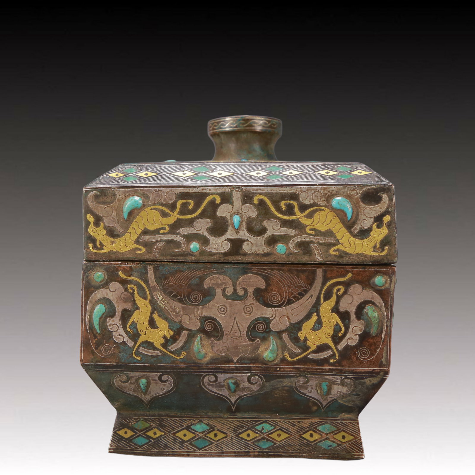 A Exquisite Gold and Silver-Inlaid Bronze Auspicious Beast Pattern Box: A Exquisite Gold and Silver-Inlaid Bronze Auspicious Beast Pattern Box Ancient Time, China ,Size:4.7inx5.5in Weight:1750g 铜错金银食盒 远古时ć