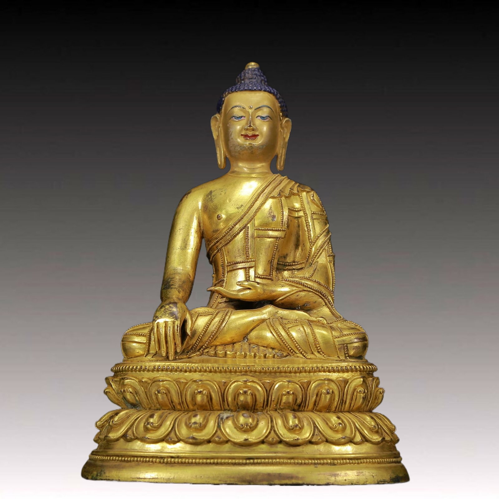 A Solemn Gilt Bronze Statue of Sakyamuni: A Solemn Gilt Bronze Statue of Sakyamuni ,Ming Dynasty, China,Size: 6.1inx4.9inx8.7in,Weight:1880g 铜鎏金释迦摩尼像，明代