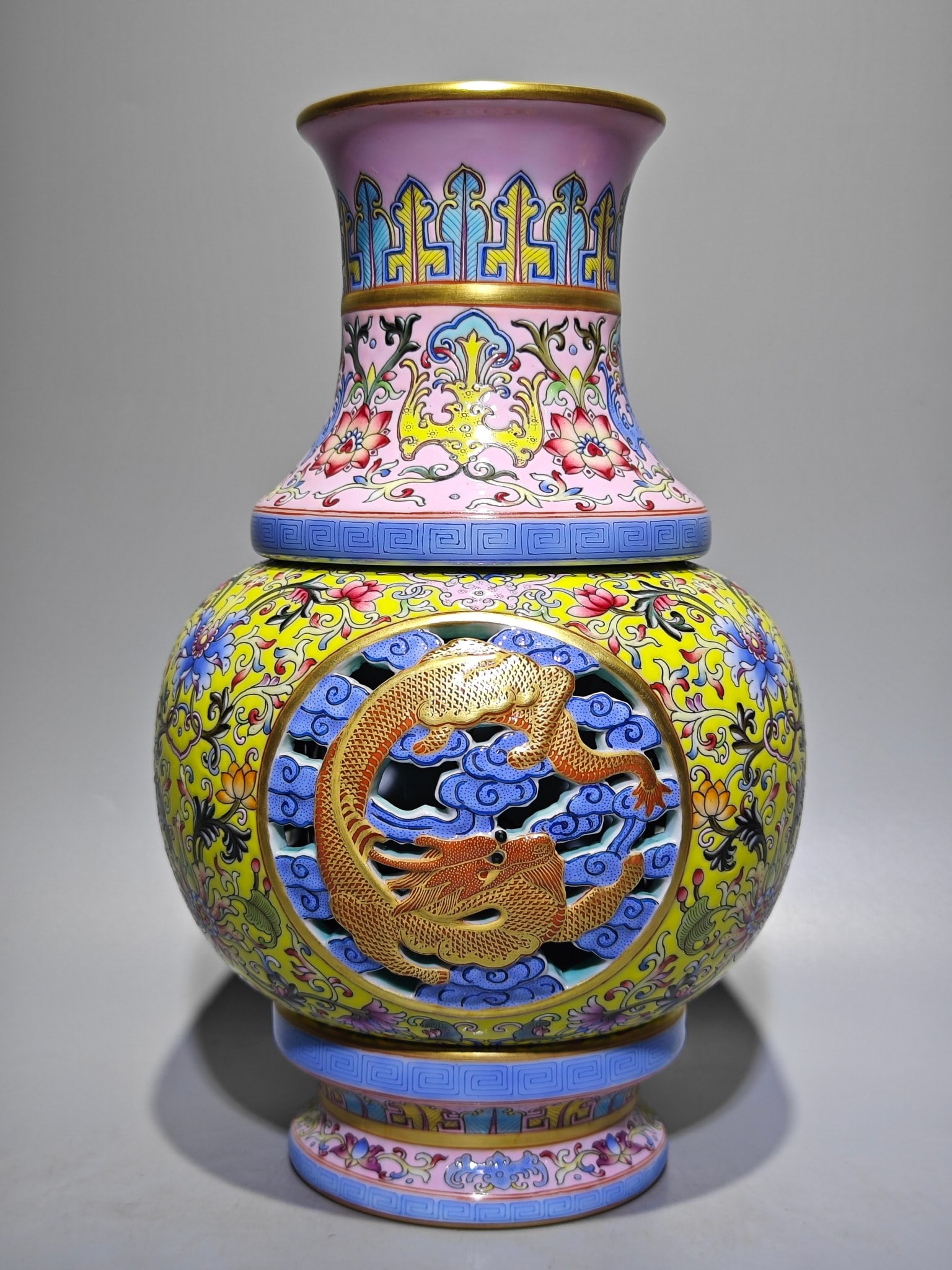 An Exquisite Enamel Painted Gold Auspicious Cloud and Dragon Pattern Vase: An Exquisite Enamel Painted Gold Auspicious Cloud and Dragon Pattern Vase,Qing Dynasty,China,Qianlong Four-character Mark,Size:10.2inx6.3in 珐琅彩描金祥云(