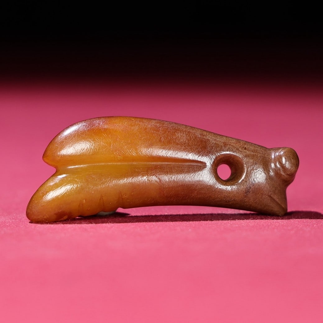 An Exquisite White Jade Insect Pendant: An Exquisite White Jade Insect Pendant,Qing Dynasty,China,Size:2.3inx0.7inx0.5in,Weight:21g 白玉昆虫挂件,中国清代