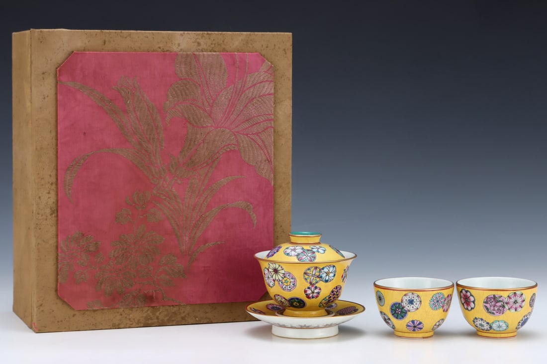 A Set of Fine Enamel Flower Pattern Bowl with Cover,with Two Cups: A Set of Fine Enamel Flower Pattern Bowl with Cover,with Two Cups,Qing Dynasty,China,Yongzheng Four-Character Mark,Size:3.7inx4.4in 一套珐琅彩花卉纹