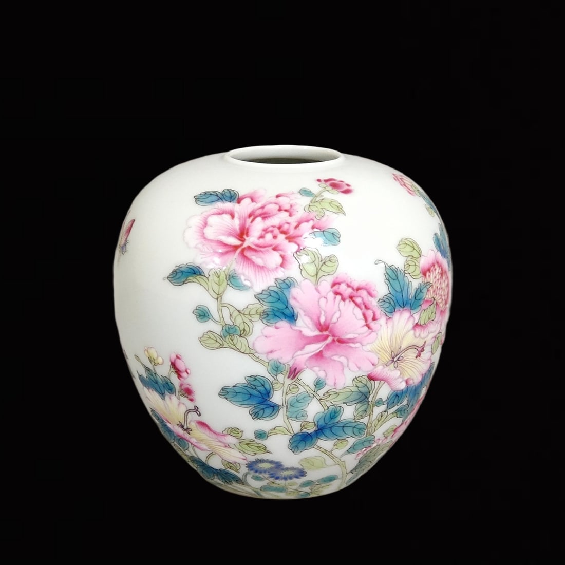 An Exquisite Famille-Rose Flower and Butterfly Pattern Water Pot: An Exquisite Famille-Rose Flower and Butterfly Pattern Water Pot,Qing Dynasty,China,Yongzheng Four-Character Mark,Size:3.1inx3in 粉彩花卉蝴蝶纹水滴