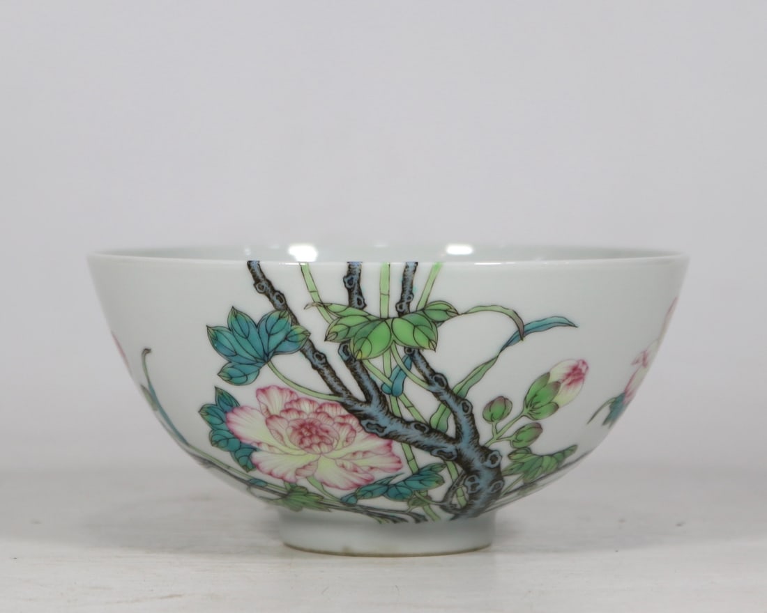 An Exquisite Enamel Flower Pattern Bowl: An Exquisite Enamel Flower Pattern Bowl,Qing Dynasty,China,Yongzheng Six-character Mark,Size:5.6inx2.8in 珐琅彩花卉纹碗,中国清代,Ƃ