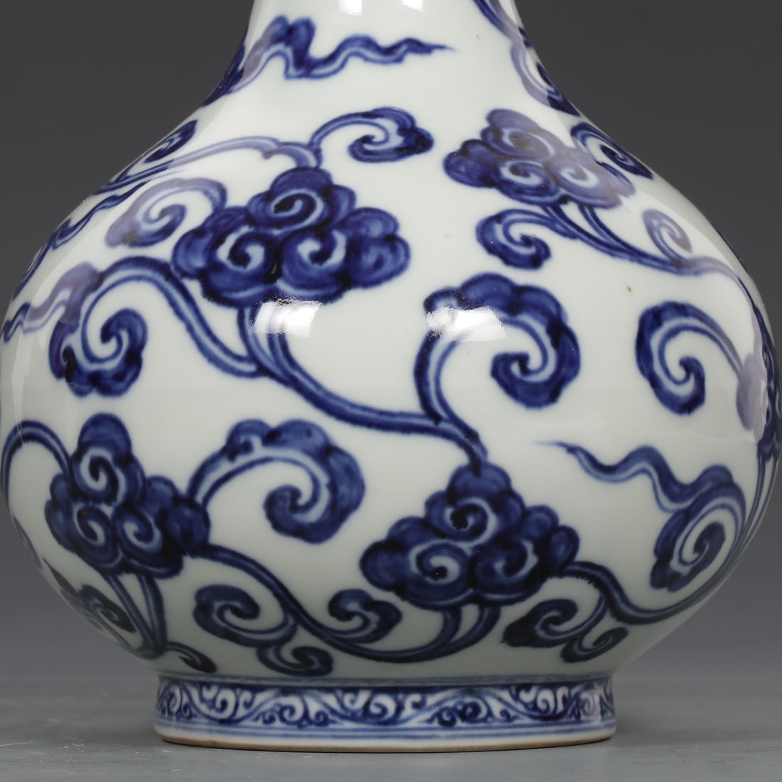 An Exquisite Blue and White Auspicious Cloud Pattern Vase - 4