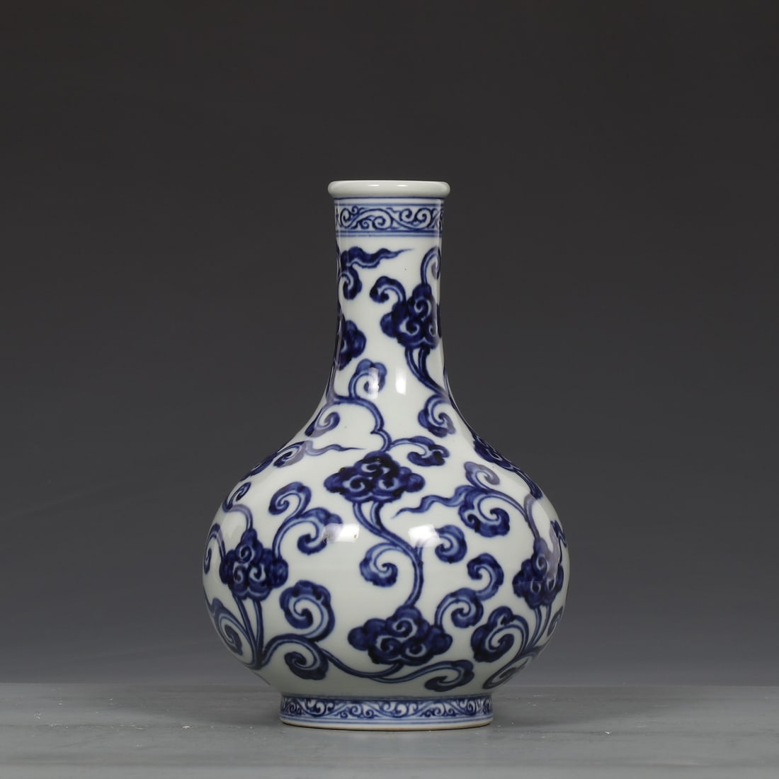 An Exquisite Blue and White Auspicious Cloud Pattern Vase - 5