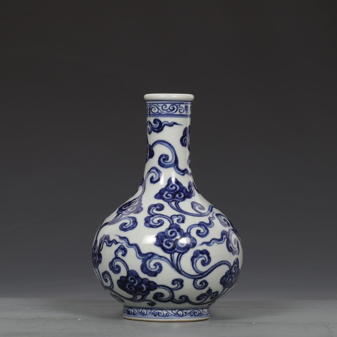 An Exquisite Blue and White Auspicious Cloud Pattern Vase - 6