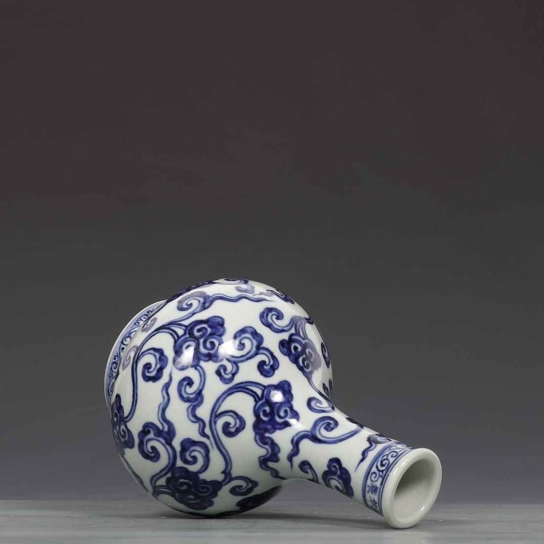 An Exquisite Blue and White Auspicious Cloud Pattern Vase - 7