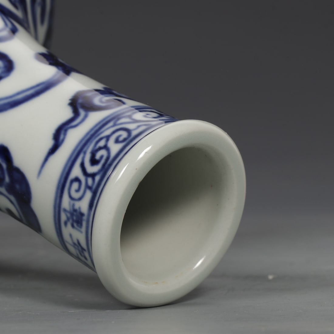An Exquisite Blue and White Auspicious Cloud Pattern Vase - 8