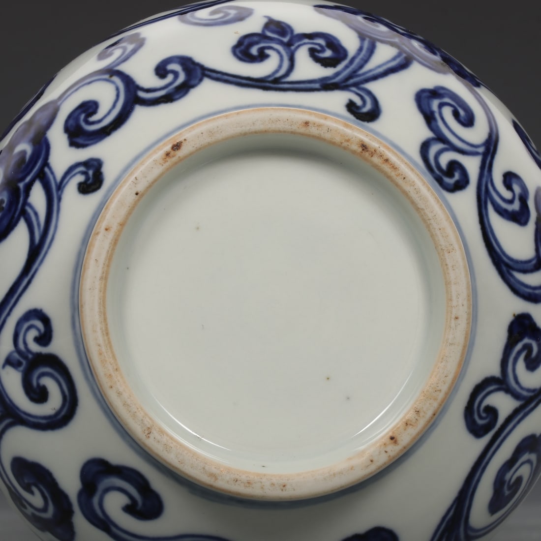 An Exquisite Blue and White Auspicious Cloud Pattern Vase - 9