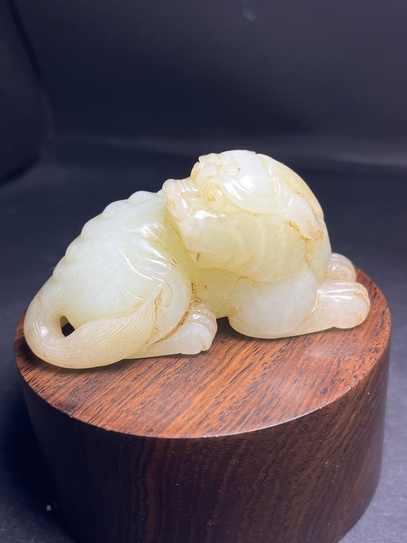 An Exquisite White Jade Auspicious Beast Hand Piece (1 of 7)
