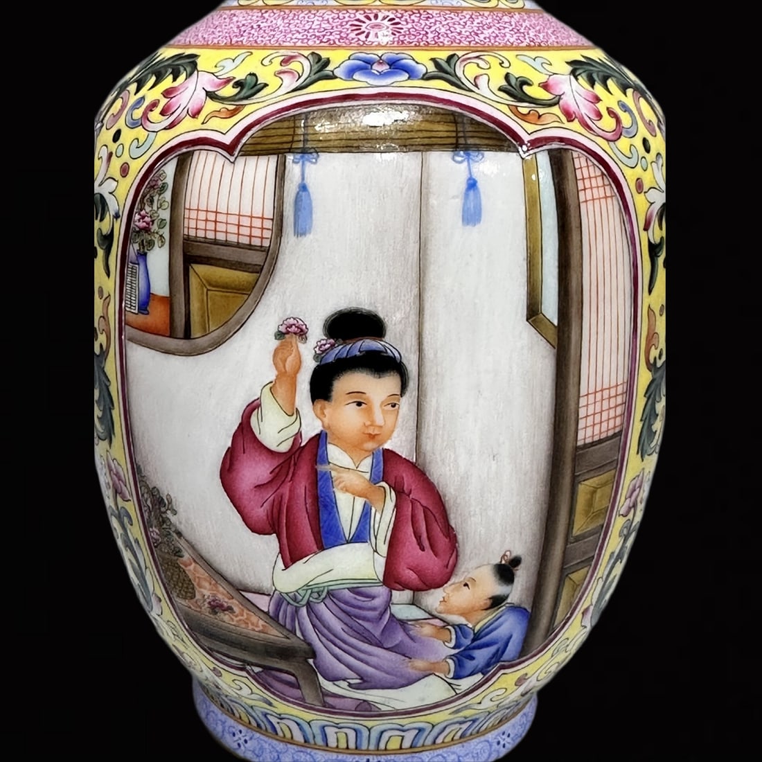 An Exquisite Enamel Figure Pattern Vase - 7