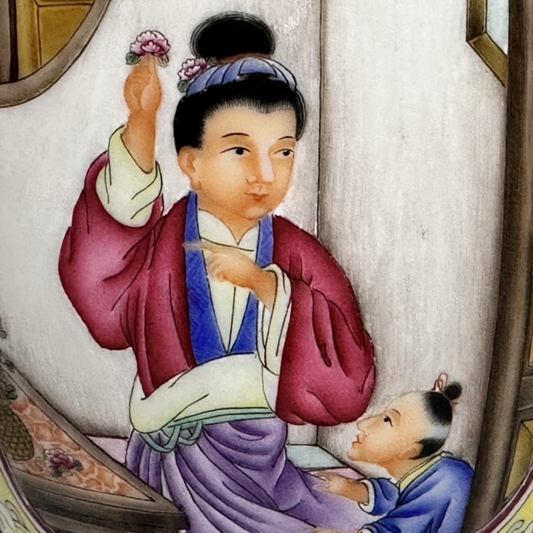 An Exquisite Enamel Figure Pattern Vase - 8