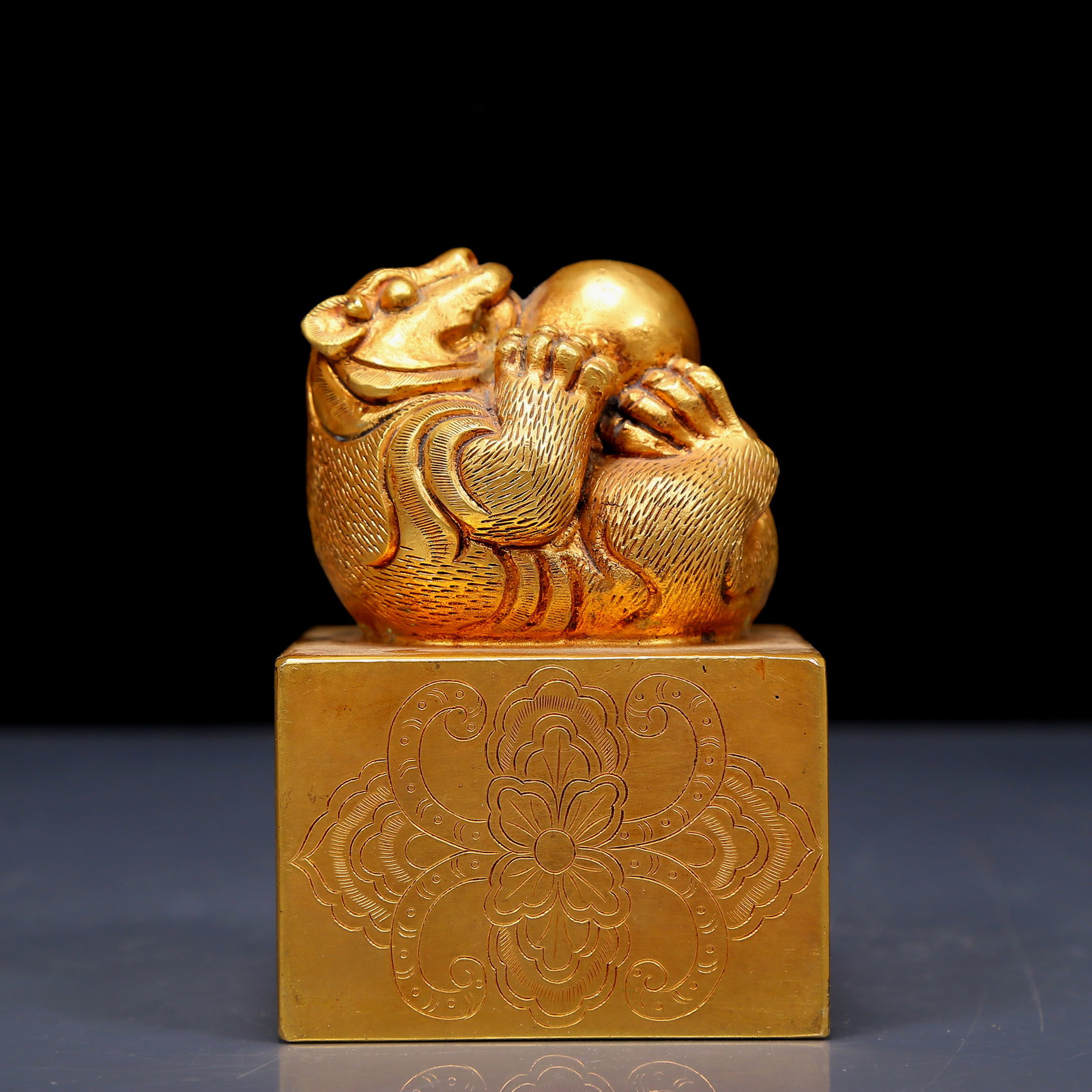 An Exquisite Gilt Bronze Auspicious Beast Seal: An Exquisite Gilt Bronze Auspicious Beast Seal，Qing Dynasty, China，Size:2.8inx4.1in，Weight:3040g 铜鎏金瑞兽印章，清代