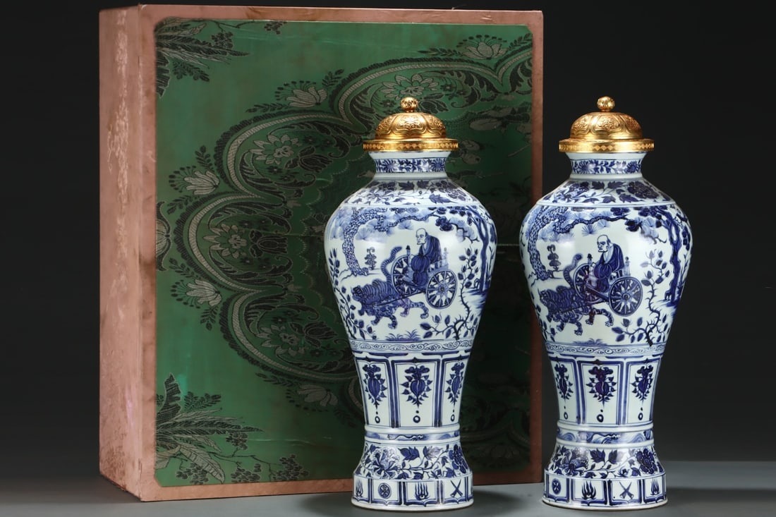 A Pair of Exquisite Blue and White Character and Story Pattern Vases,with Gilt Cover: A Pair of Exquisite Blue and White Character and Story Pattern Vases,with Gilt Cover,Yuan Dynasty,China,Size:24.2inx10.4ins 一对青花人物故事纹