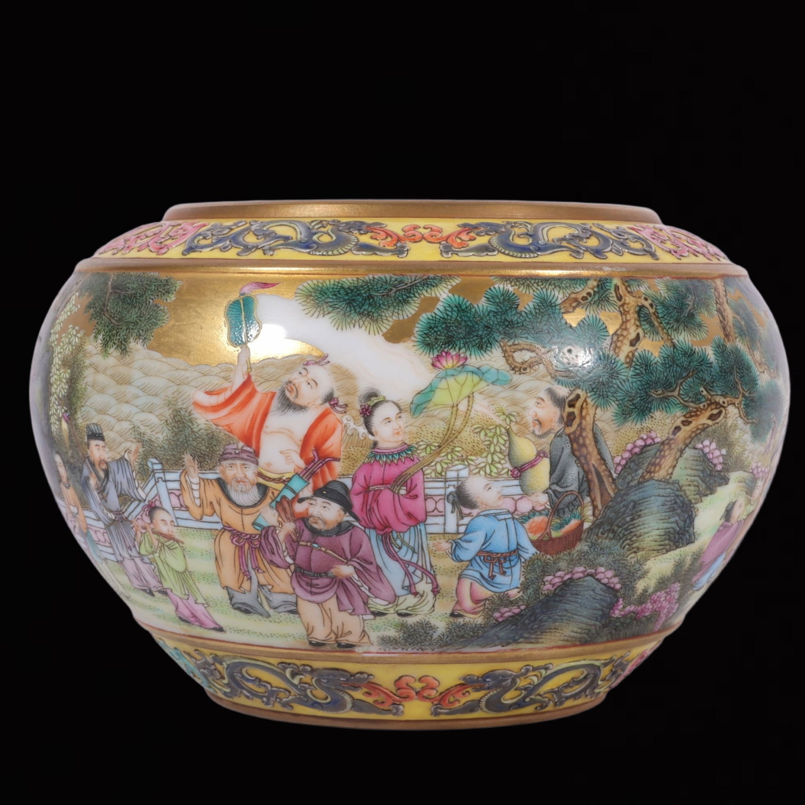 An Exquisite Enamel Gold Ground Figure and Story Pattern Jar: An Exquisite Enamel Gold Ground Figure and Story Pattern Jar,Qing Dynasty, China,Qianlong Six-character Mark,Size:4.3inx5.9in 珐琅彩金地人物故事&#