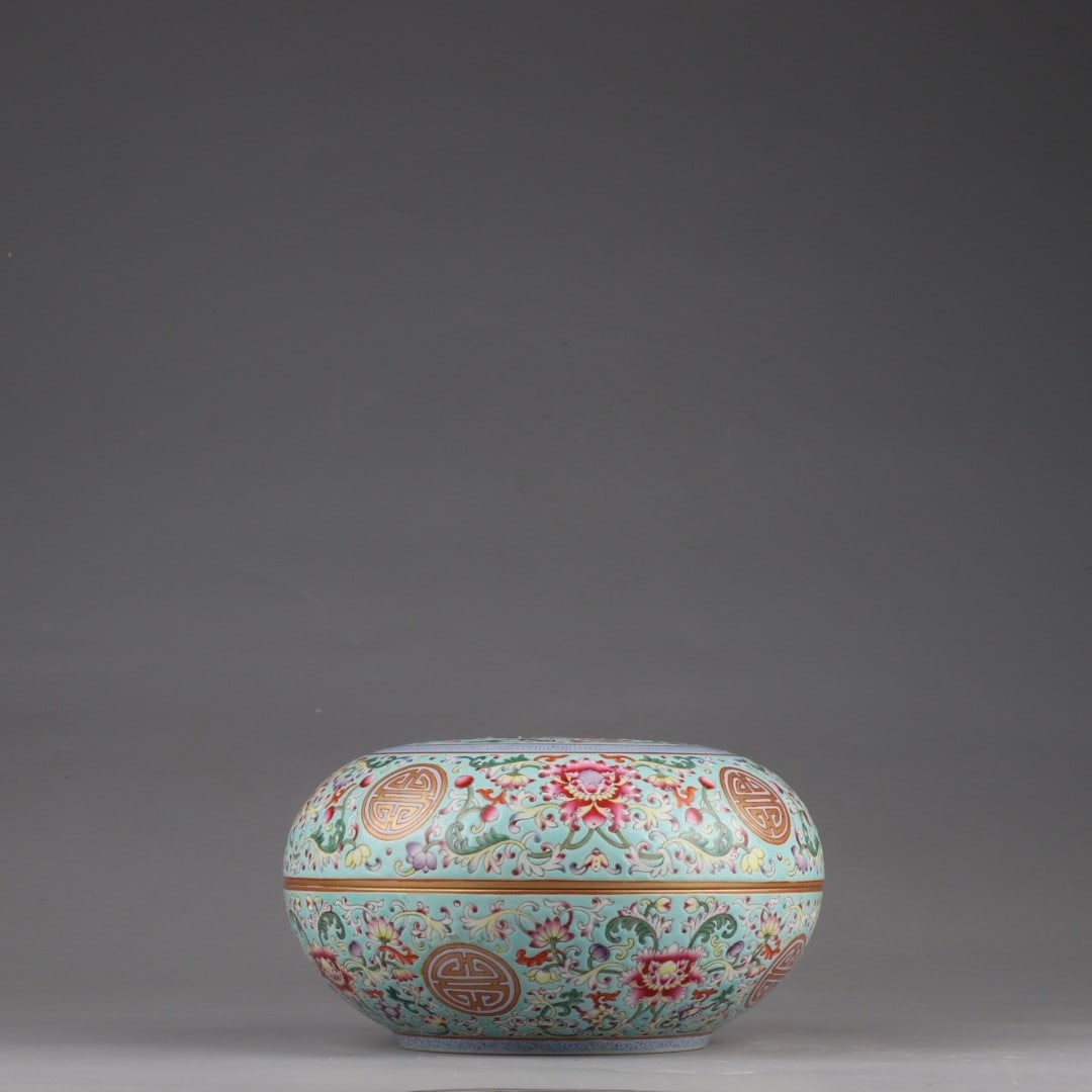 An Exquisite Famille-Rose Lotus Pattern Box (1 of 9)