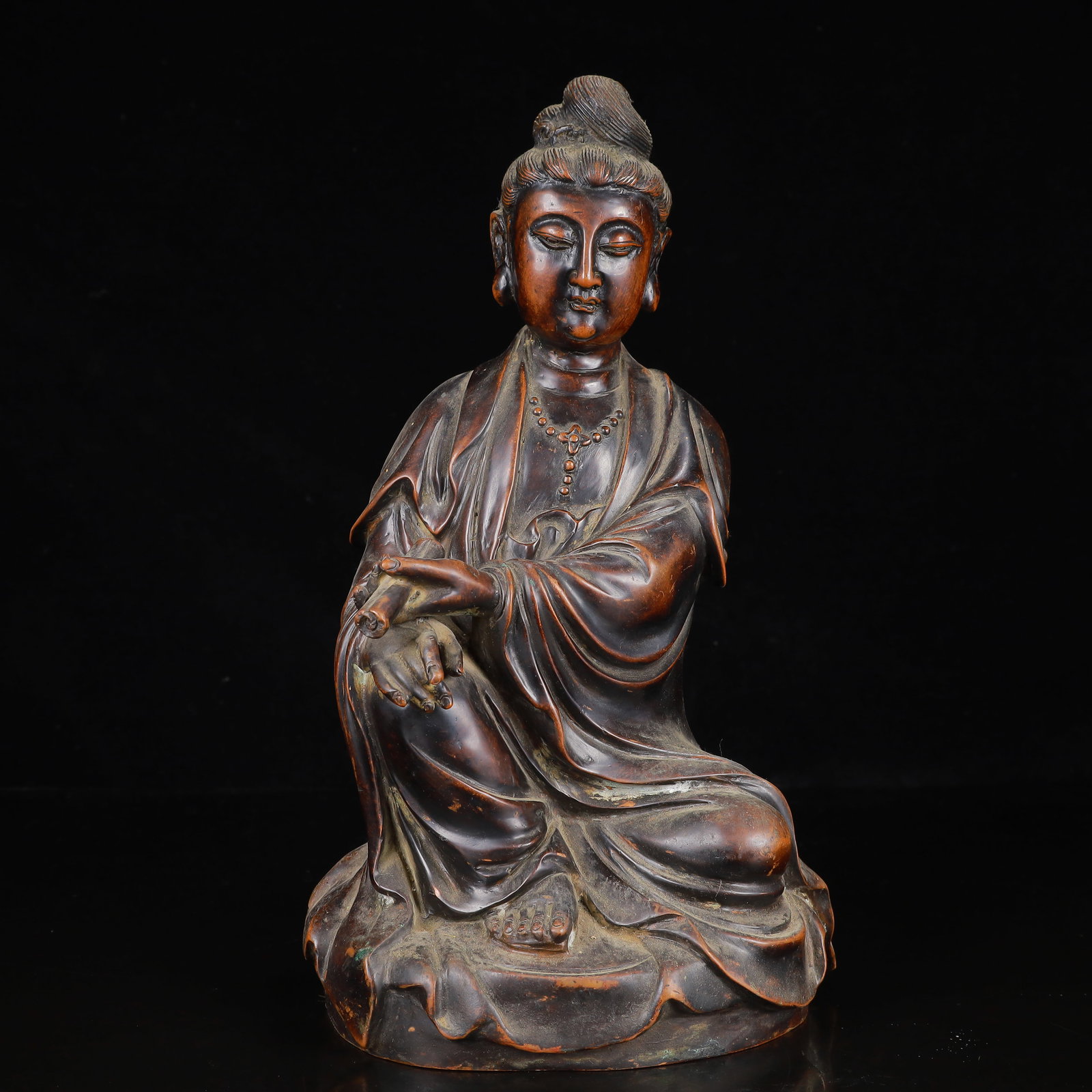 A Solemn Bronze Statue of Avalokitesvara: A Solemn Bronze Statue of Avalokitesvara,Ming Dynasty,China,Size:6.3inx5.5inx11in,Weight:2750g 铜观音像,中国明代