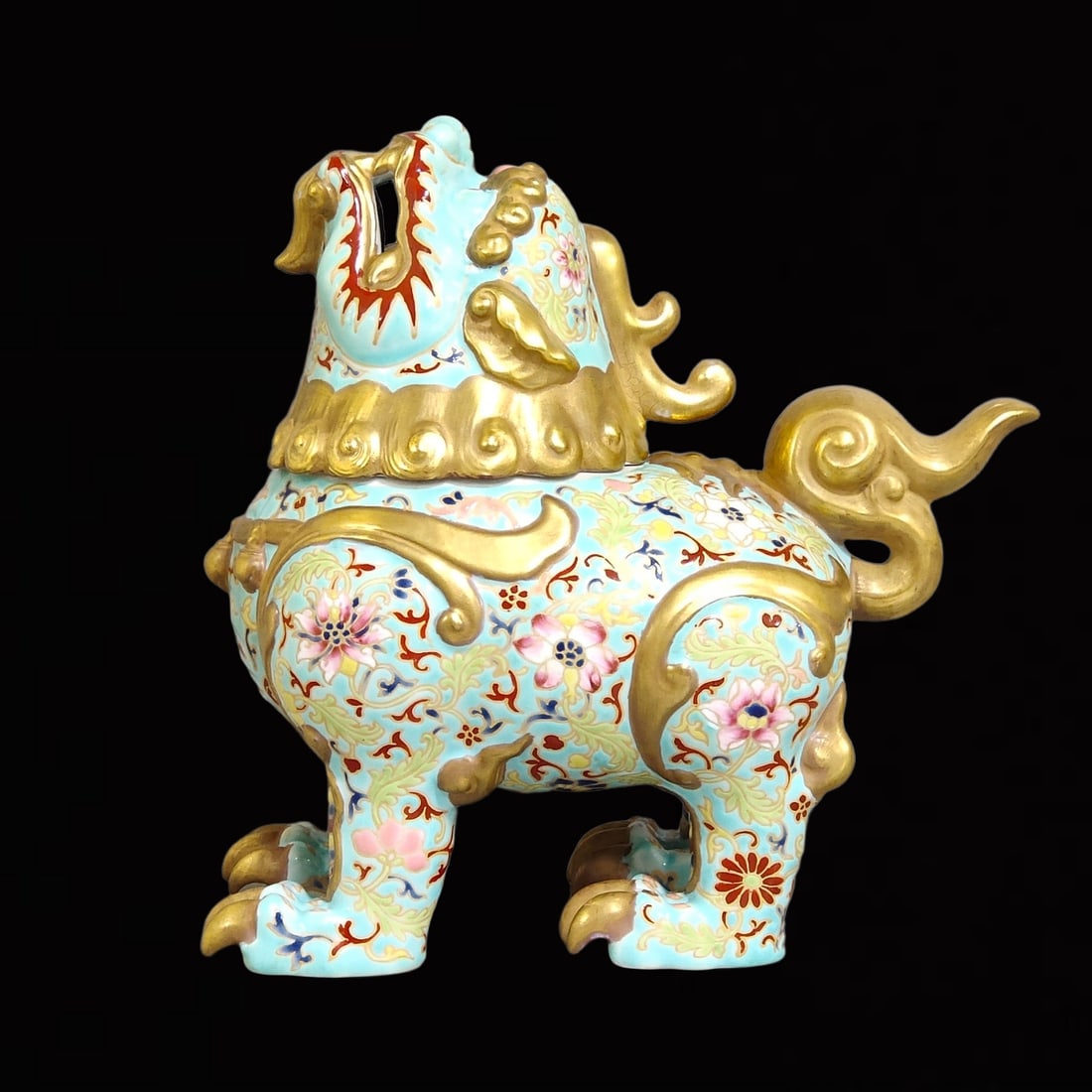 An Exquisite Green Ground Famille-Rose Lotus Pattern Kylin Censer: An Exquisite Green Ground Famille-Rose Lotus Pattern Kylin Censer,Qing Dynasty,China,Size:7.5inx7.3in 绿地粉彩缠枝莲纹麒麟香炉,&