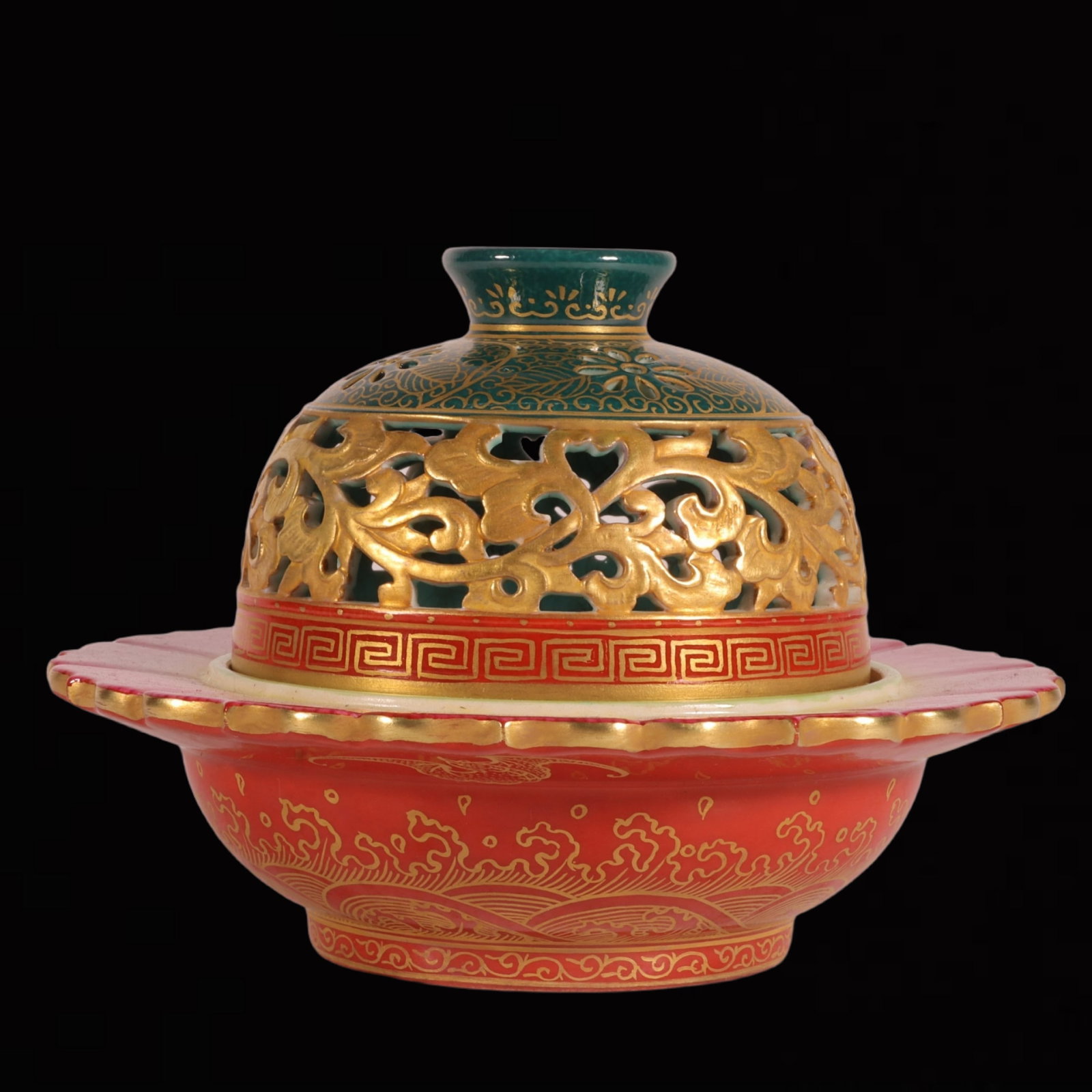 An Exquisite Enamel Painted Gold Seawater Pattern Censer: An Exquisite Enamel Painted Gold Seawater Pattern Censer,Qing Dynasty, China,Qianlong Six-character Mark,Size:3.7inx4.7in 珐琅彩描金海水纹香ୀ