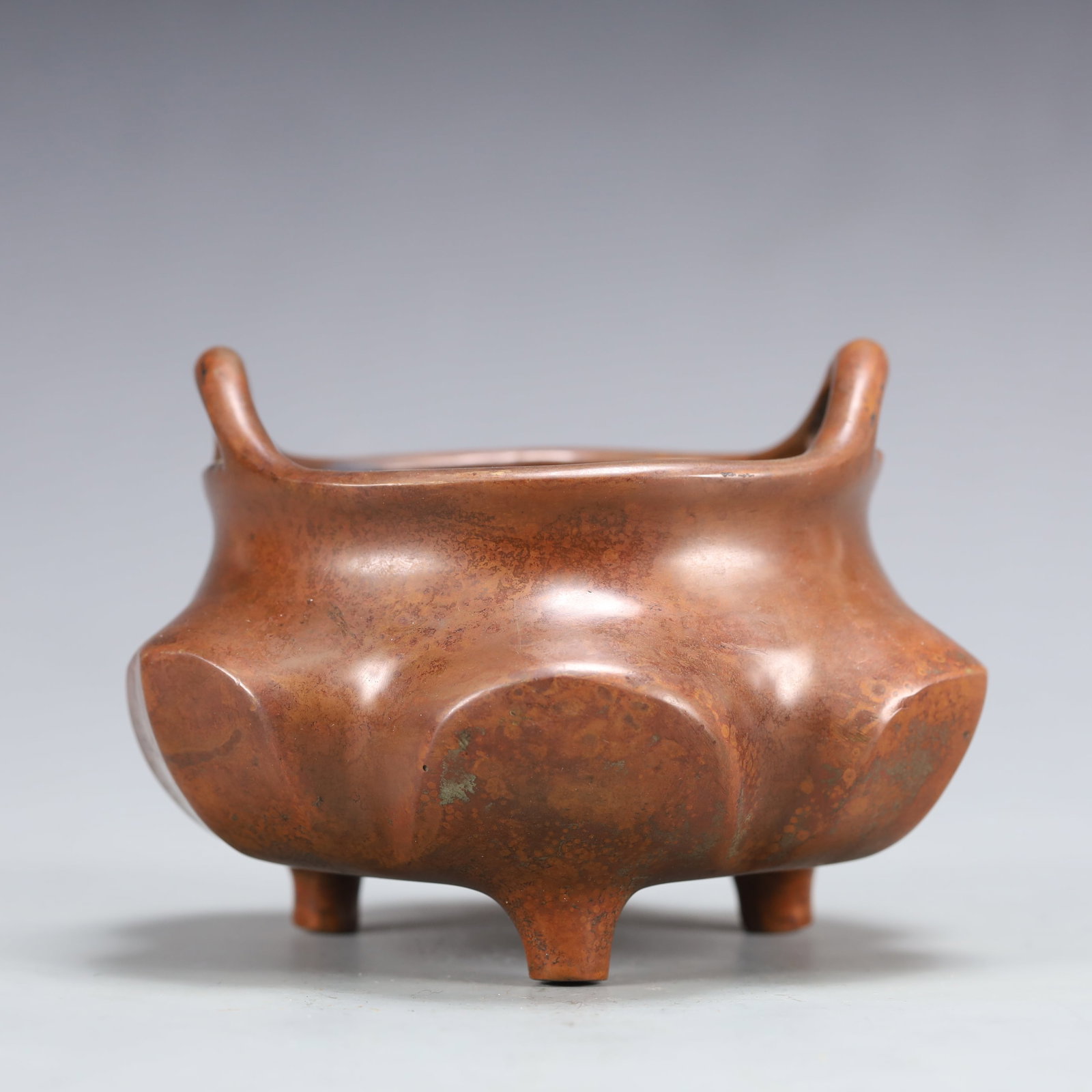 An Exquisite Bronze Double-Ears and Tripod Censer: An Exquisite Bronze Double-Ears and Tripod Censer,Ming Dynasty, China,With Mark,Size:4.7inx3.5in Weight:1000g 铜双耳三足香炉,中国明代,