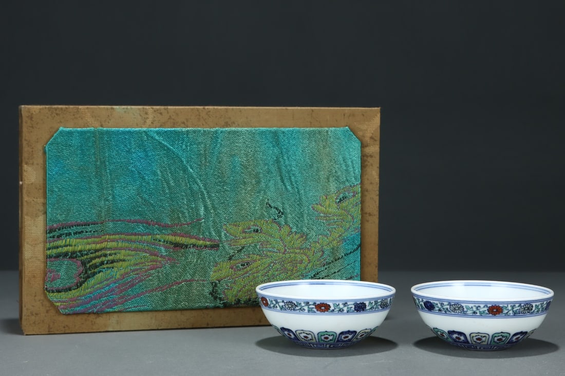 A Pair of Exquisite Wucai Flower Pattern Cups: A Pair of Exquisite Wucai Flower Pattern Cups,Ming Dynasty,China,Xuande Six-Character Mark,Size:1.6inx3.7in 一对五彩花卉纹杯,中国明