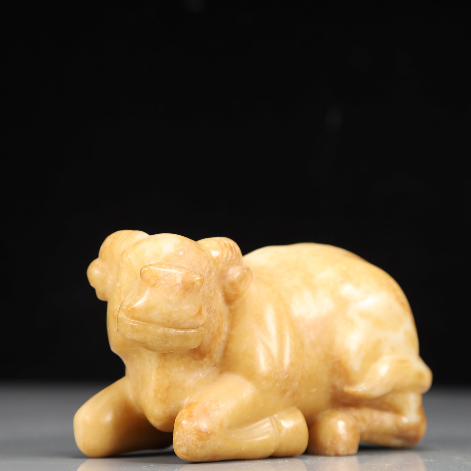 An Exquisite Hotan Jade Buffalo Ornament - 2