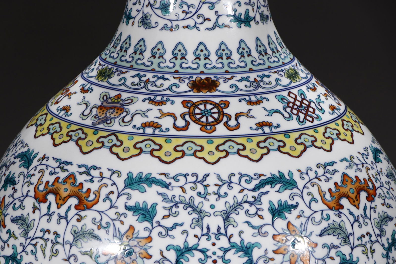 An Exquisite Doucai Lotus Pattern Vase - 3