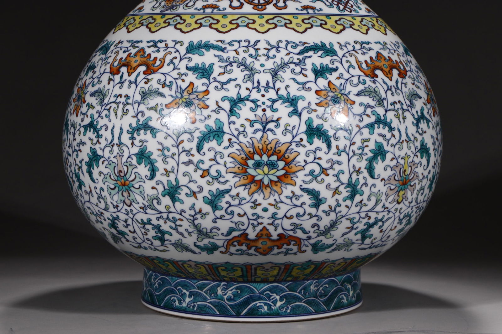 An Exquisite Doucai Lotus Pattern Vase - 4